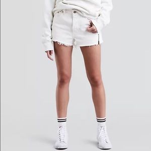 Mid Rise 501 Levi’s w/ Zip Up Detailing